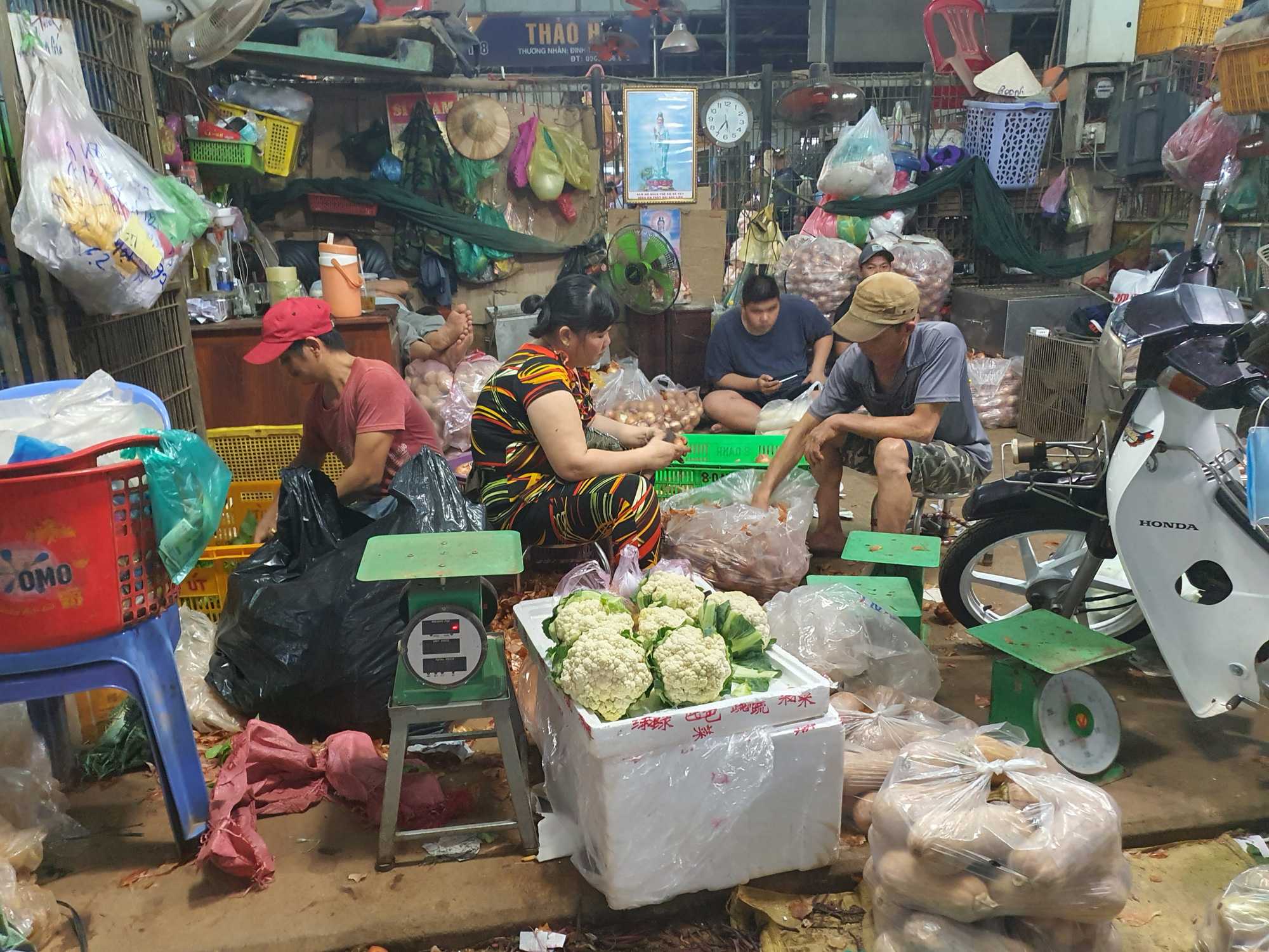 Porter at Saigon’s largest wholesale market has positive rapid COVID-19 test result