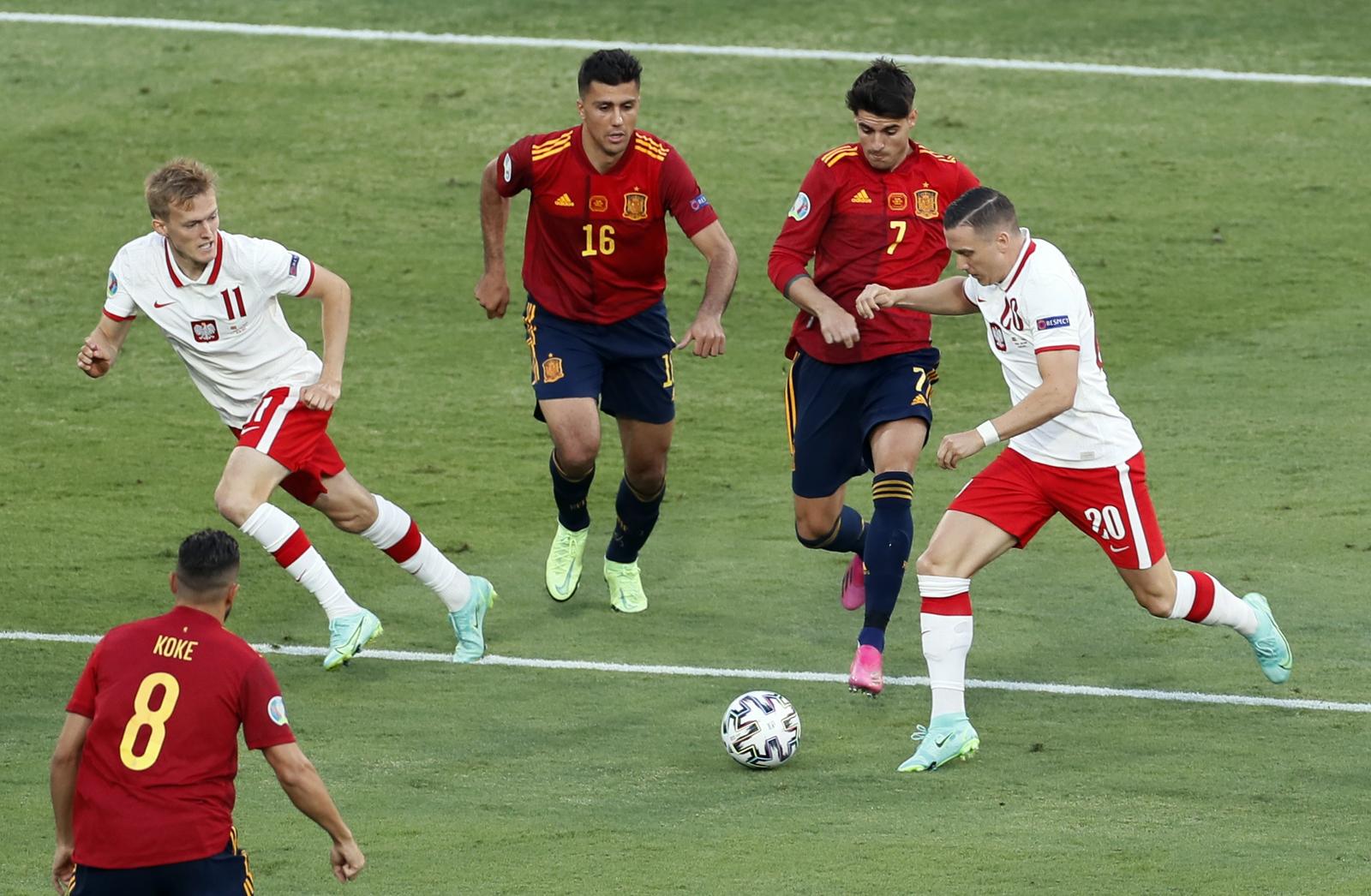 Wasteful Spain held by Poland, face crunch final group game