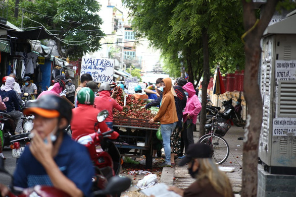 Defying COVID-19 ban, makeshift markets in Ho Chi Minh City stay open, crowded