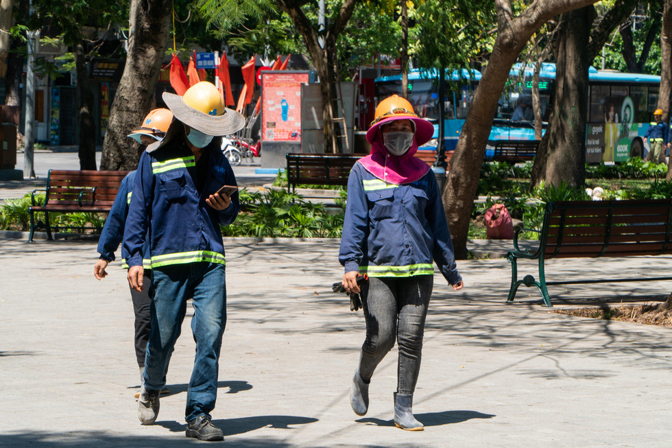 People struggle as temperatures rise over 50 degrees Celsius in Hanoi