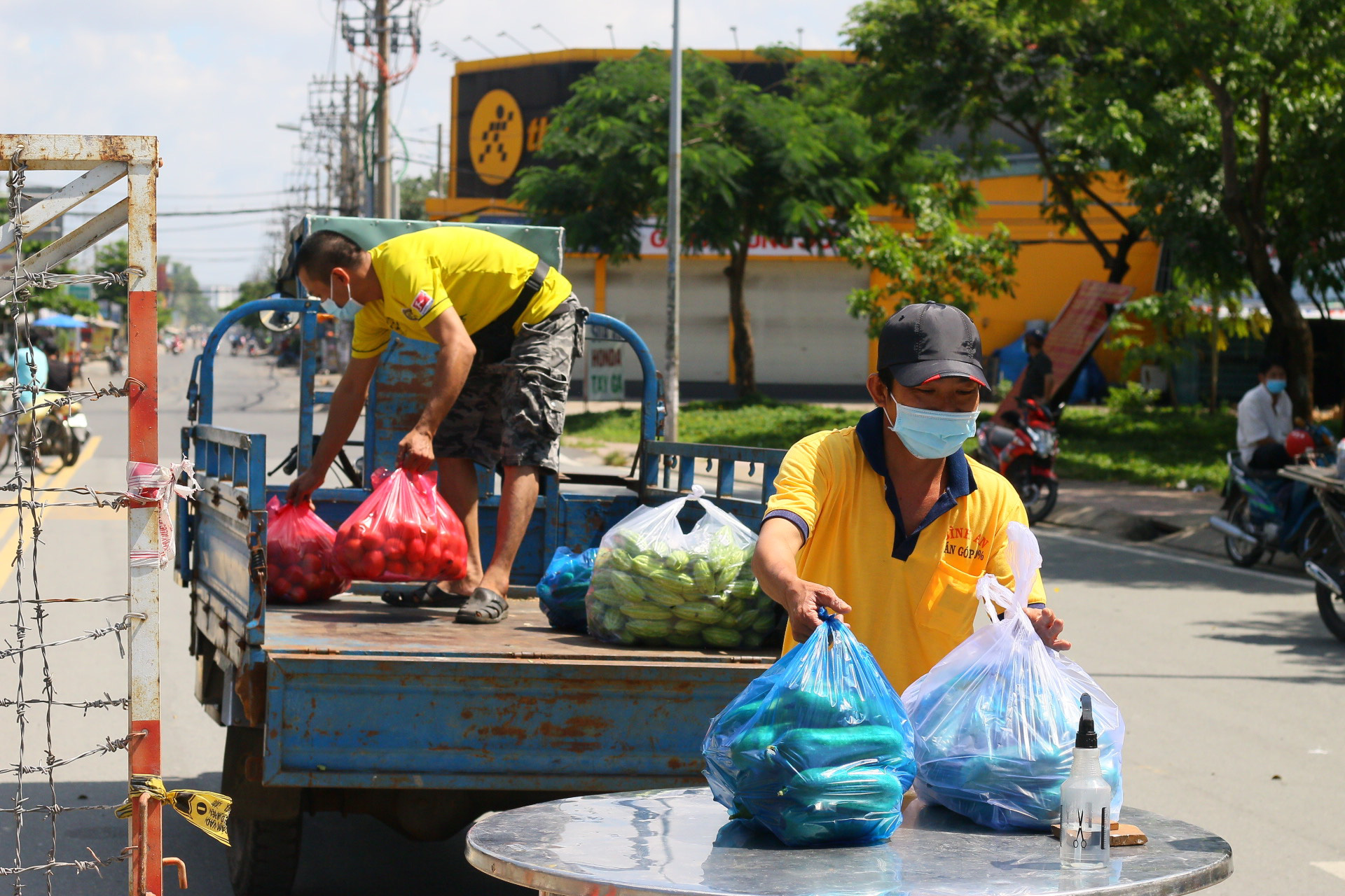 Ho Chi Minh City ensures supplies for 65,000 residents in six locked-down neighborhoods