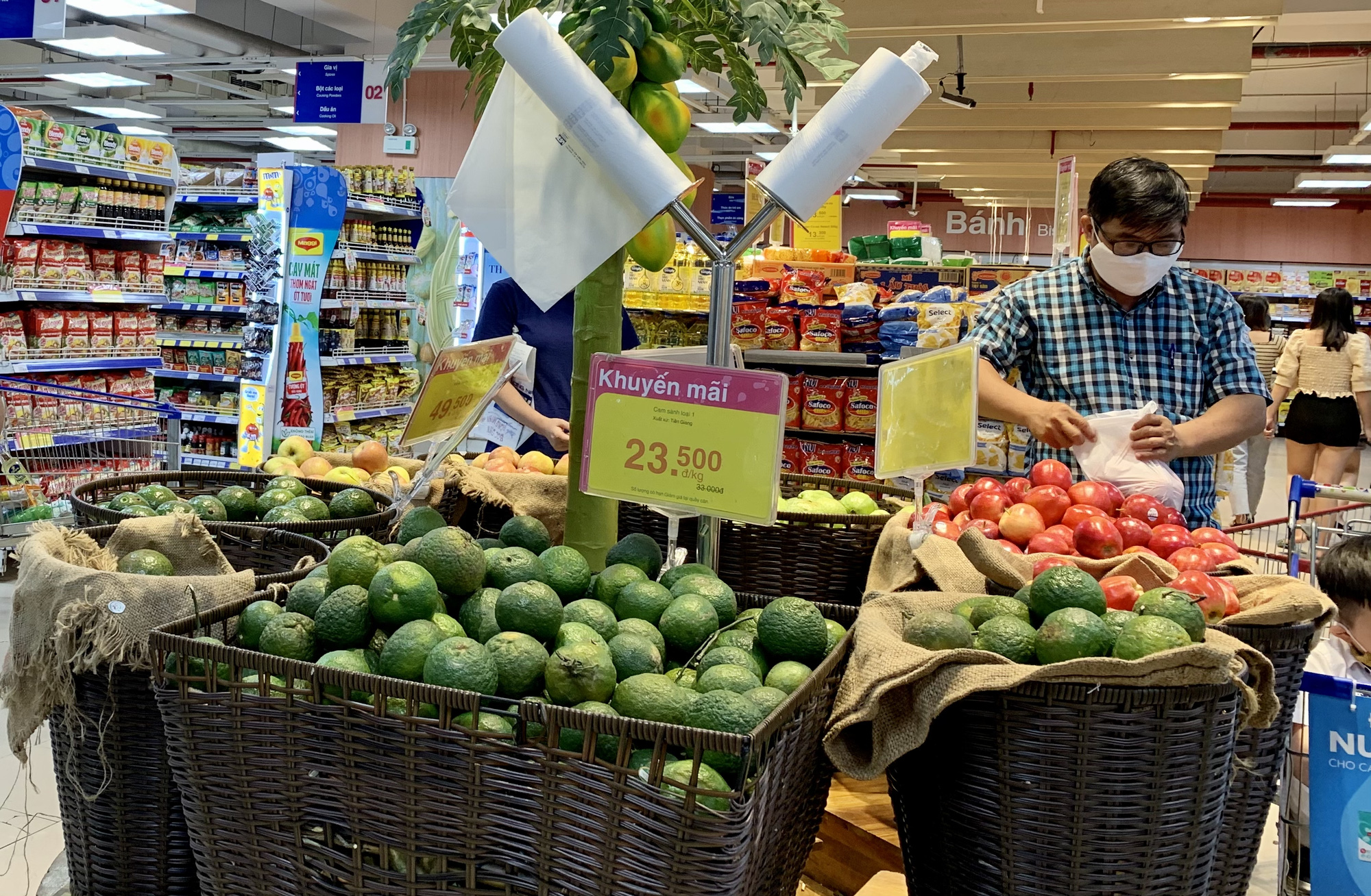 Ho Chi Minh City supermarkets boost inventories as COVID-19 measures intensified