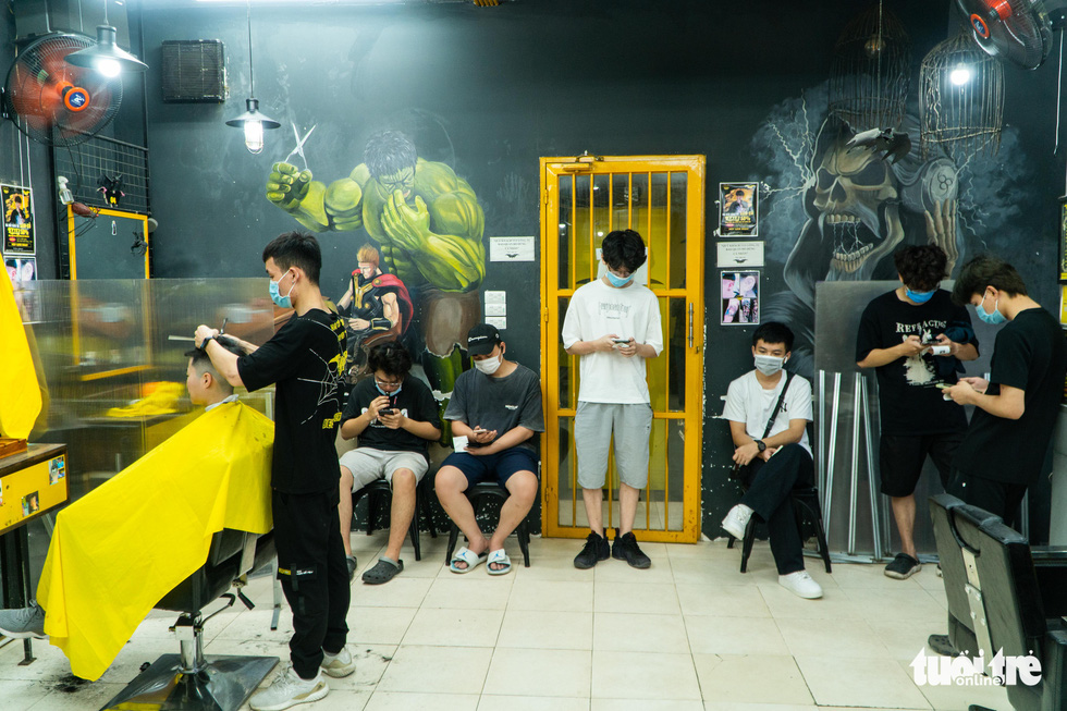 Hanoi residents flock to barbershops, eateries as coronavirus ban on indoor services eased