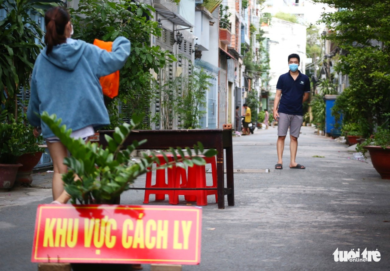 How are violators of COVID-19 preventive measures penalized in Ho Chi Minh City?