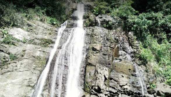 Falling rock from cascade kills student in central Vietnam