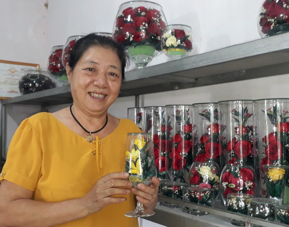 Elderly Vietnamese woman practices flower embalming to keep blossoms ‘eternal’