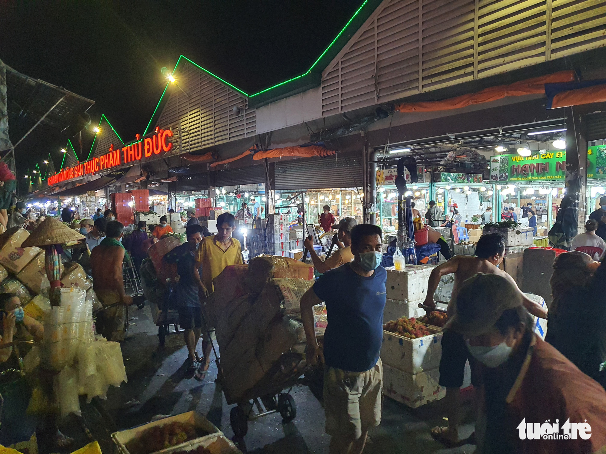 Goods transported directly from provinces to Saigon retail markets after wholesale points’ closure