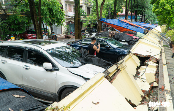 Kindergarten wall collapses, crushes 13 cars in Hanoi