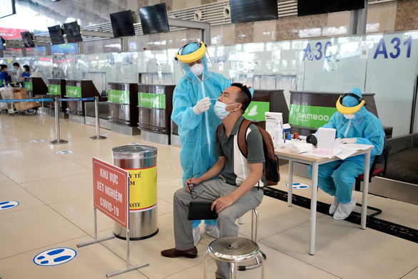 Hanoi airport offers COVID-19 testing service to passengers