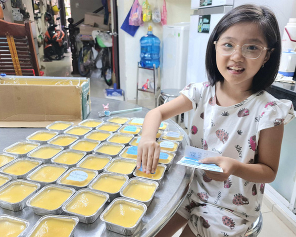 Grade-3 student makes cakes to fight COVID-19 in Vietnam
