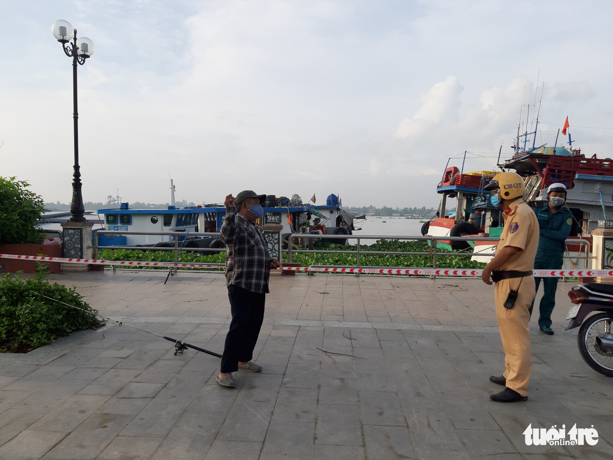 Vietnamese man jumps into river to avoid penalty for exercising outdoors against COVID-19 restrictions