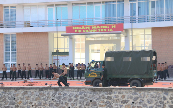 Vietnamese police conduct drill against terrorism, sabotage in COVID-19 context