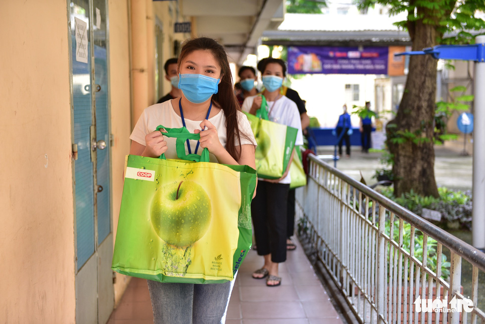 Charity initiative distributes food packages to workers, foreign students in Ho Chi Minh City