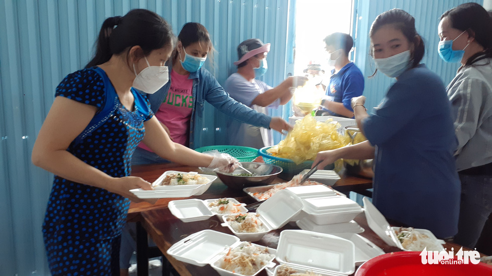 ‘Rice ATM,' free meals help the poor survive COVID-19 restrictions in Vietnam