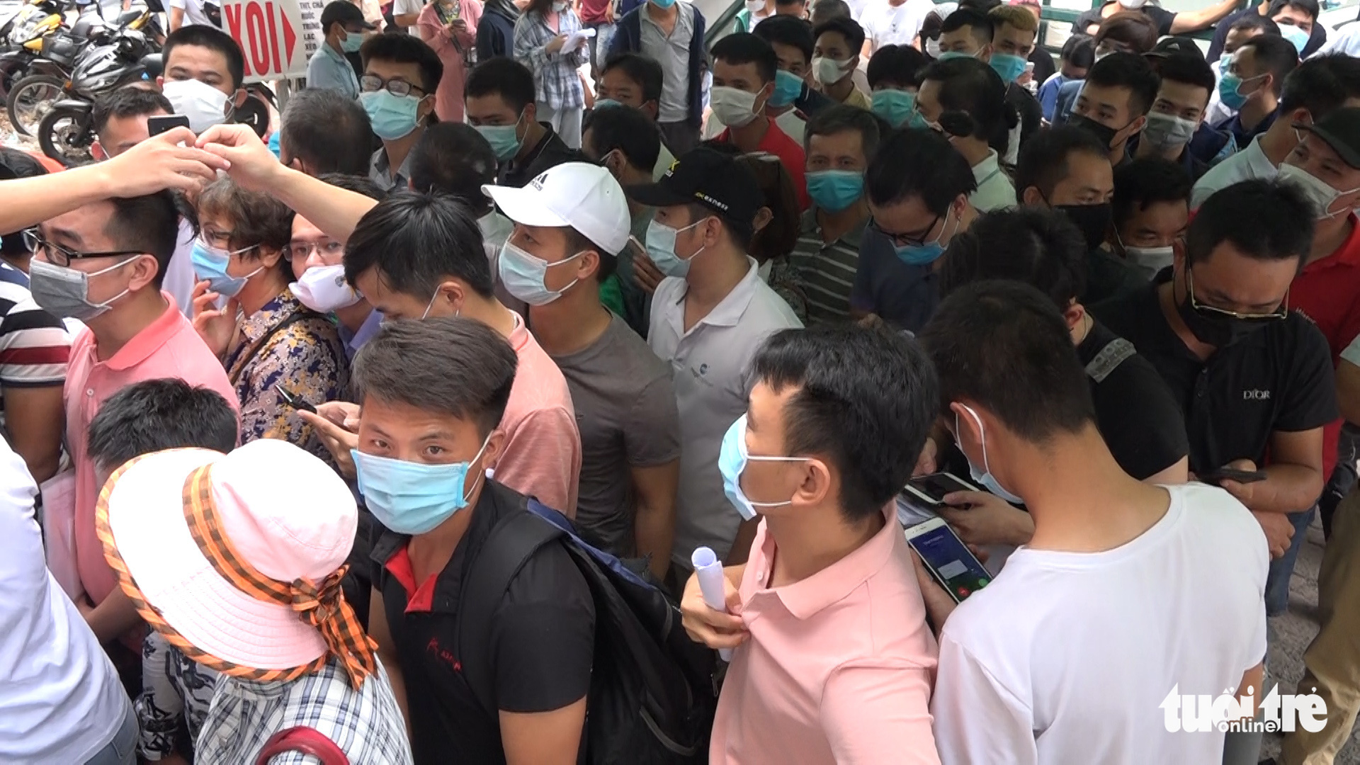 People pack COVID-19 test site in Hanoi despite gathering ban