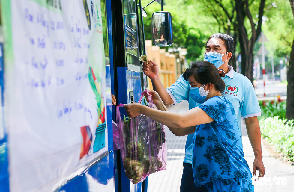 Ho Chi Minh City buses remodeled into mobile grocery stores to address veggie shortage