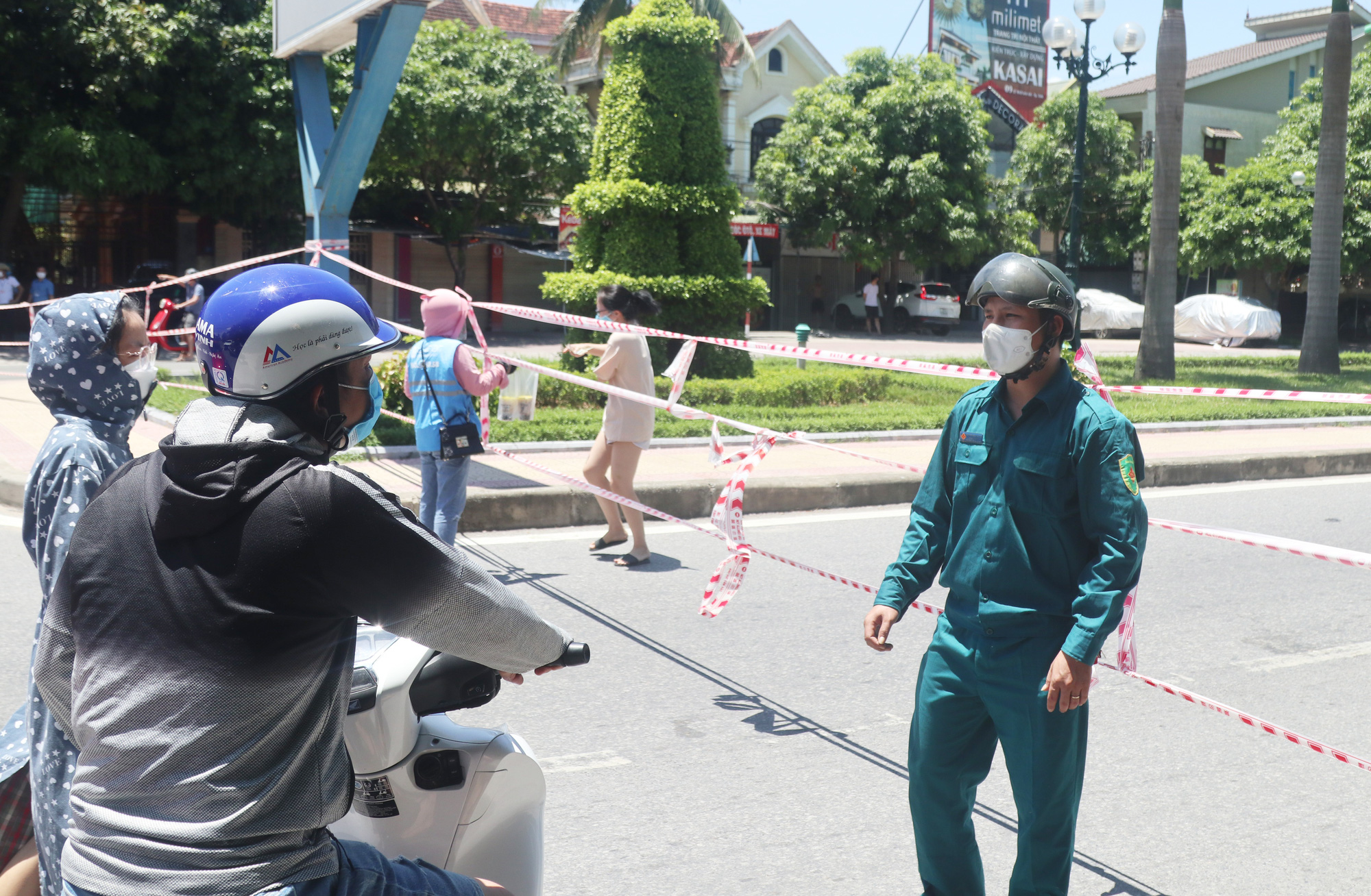 Days-long motorbike trips the only option for stranded Vietnamese to return home amidst pandemic