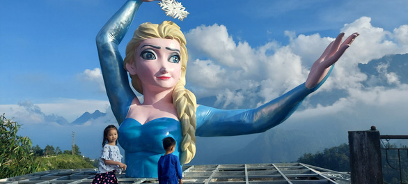 Sa Pa pulls down disproportionate statue of Disney princess Elsa following Internet fallout