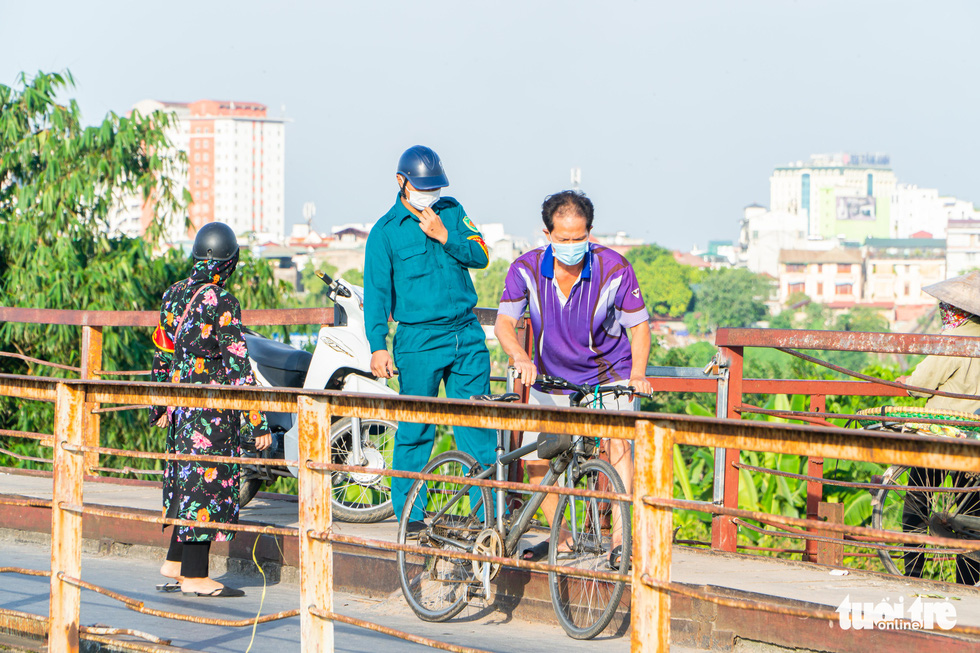 Flouting movement restrictions, Hanoi residents push on with  fishing, outdoor exercise