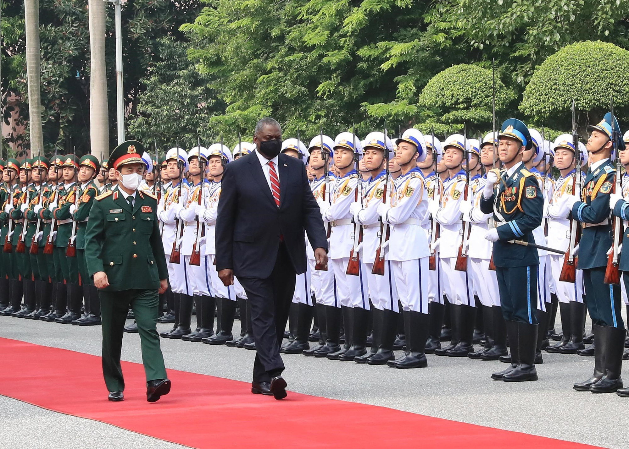 US Secretary of Defense pays official visit to Vietnam