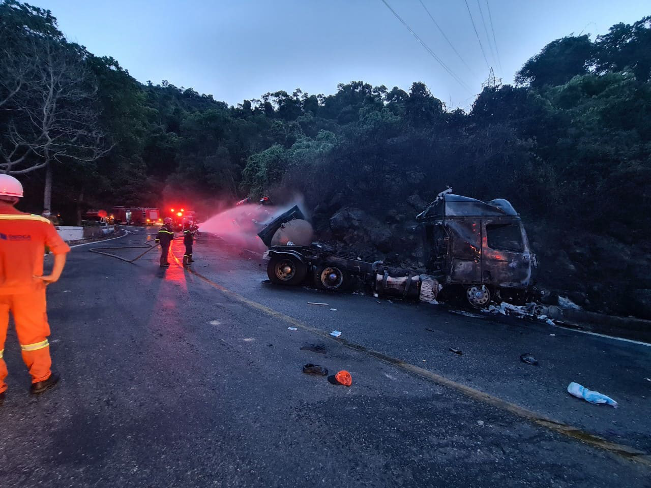 Fuel truck overturns, bursts into flames on Hai Van Pass in central Vietnam