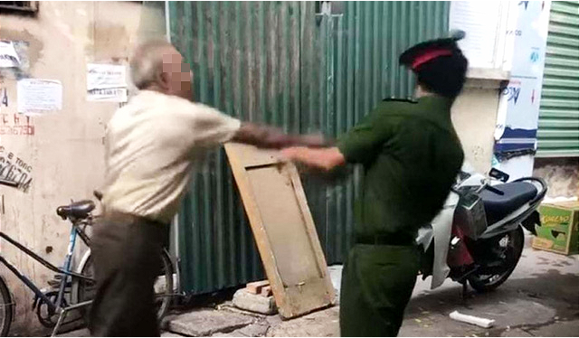 Maskless septuagenarian man filmed attacking officer in Hanoi alley