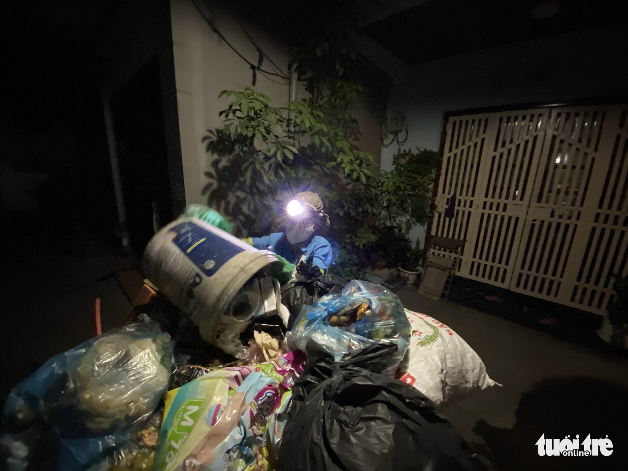 Four men rob garbage collector of motorbike in Hanoi