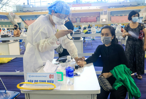 Vietnam’s daily local virus count drops by nearly 760 cases
