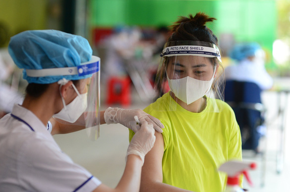 Vietnam PM asks health ministry to support associations in COVID-19 vaccine procurement