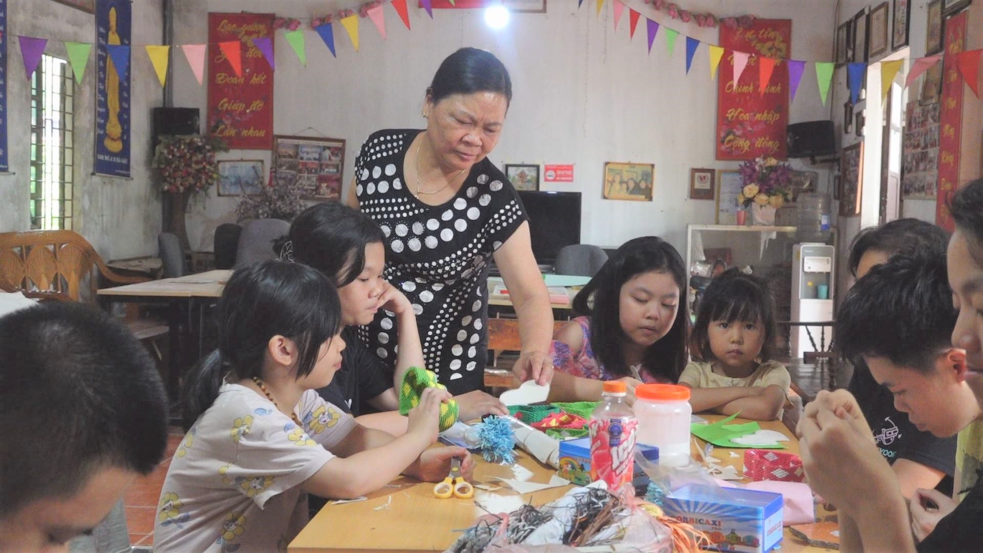 Hanoi woman nurtures disabled children’s dreams with handicrafts