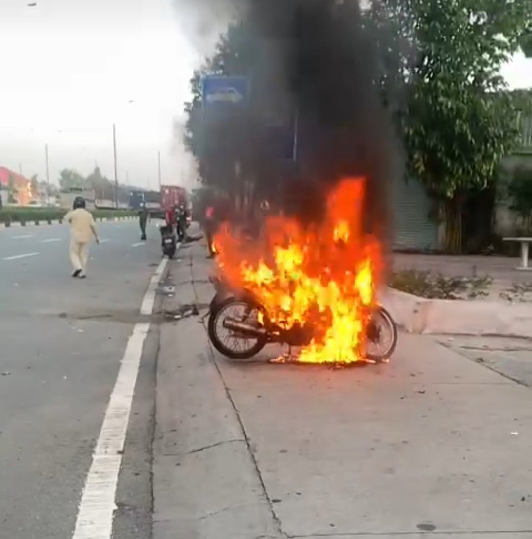 Vietnamese man burns motorbike following officers’ inspection during strict social distancing