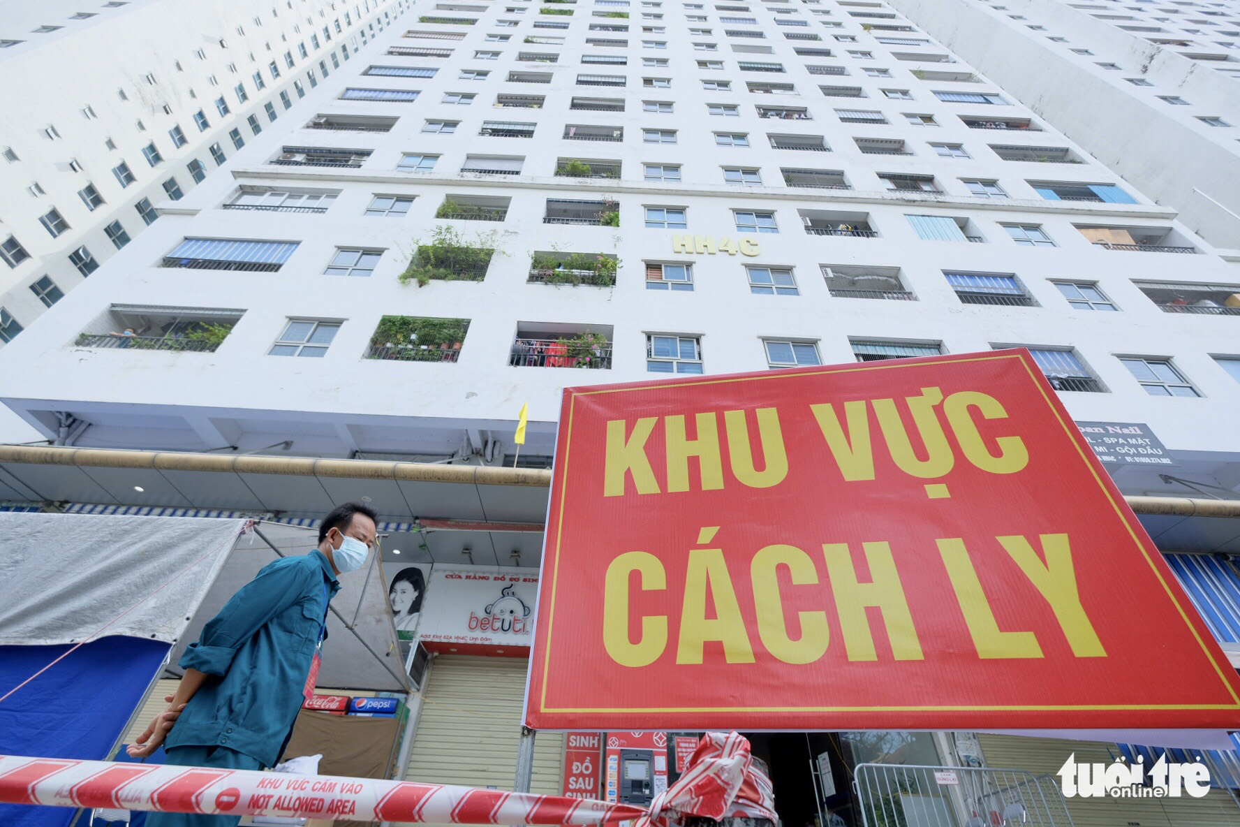 34,000 residents test for COVID-19 after 27 infections at Hanoi apartment complex