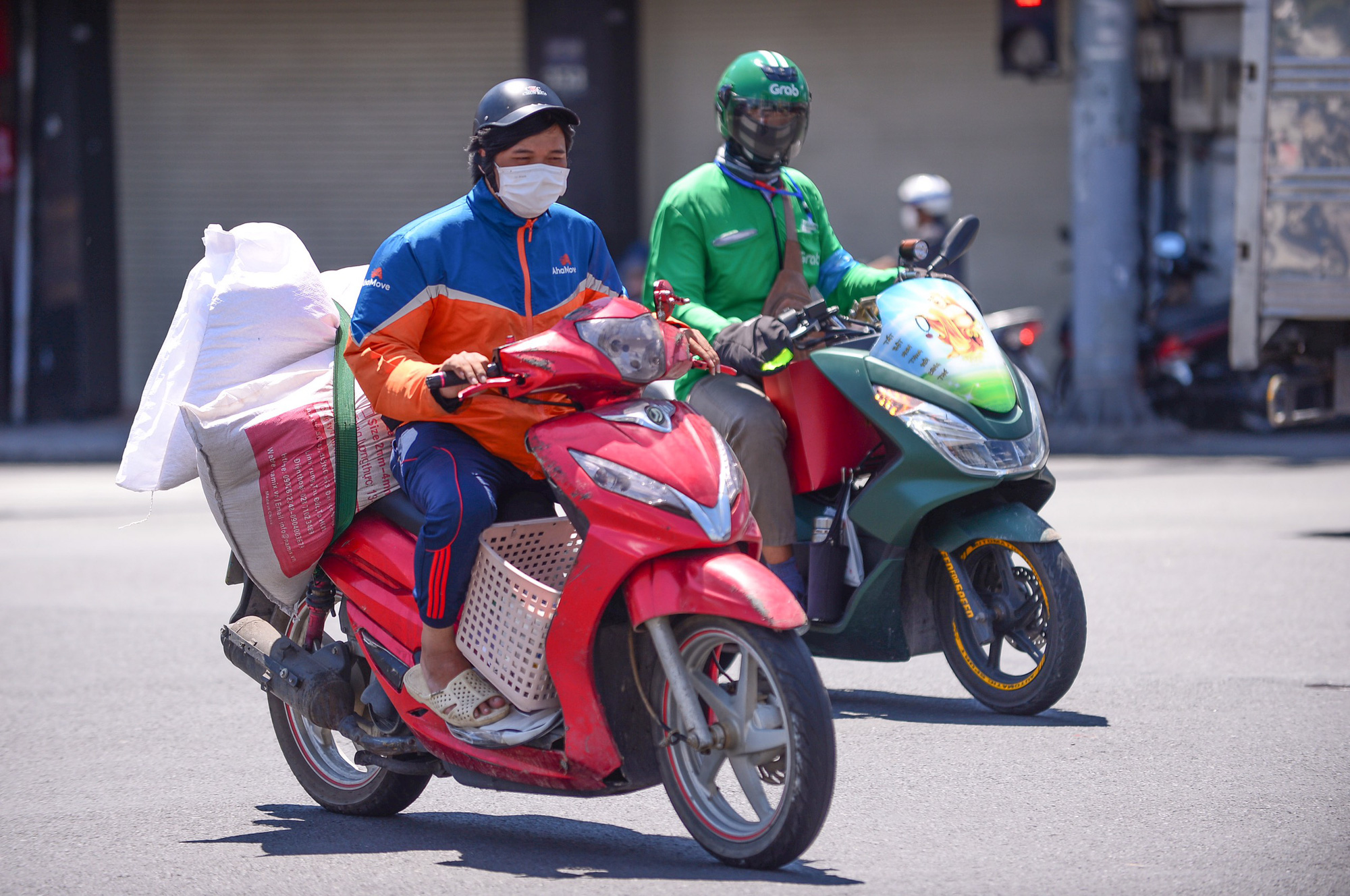 How do delivery workers protect themselves and recipients from COVID-19 in Ho Chi Minh City?