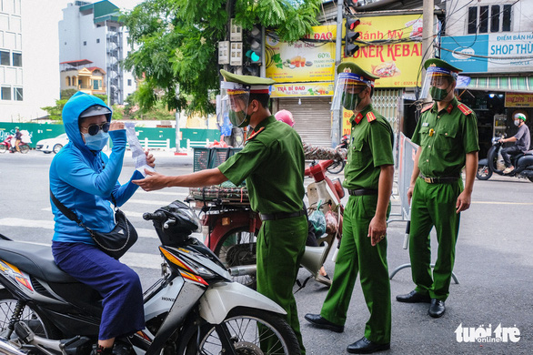 Hanoi books over 1,200 violations of COVID-19 safety regulation in one day