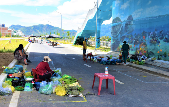 Vietnam's Nha Trang brings coronavirus-safe grocery stalls to roadside