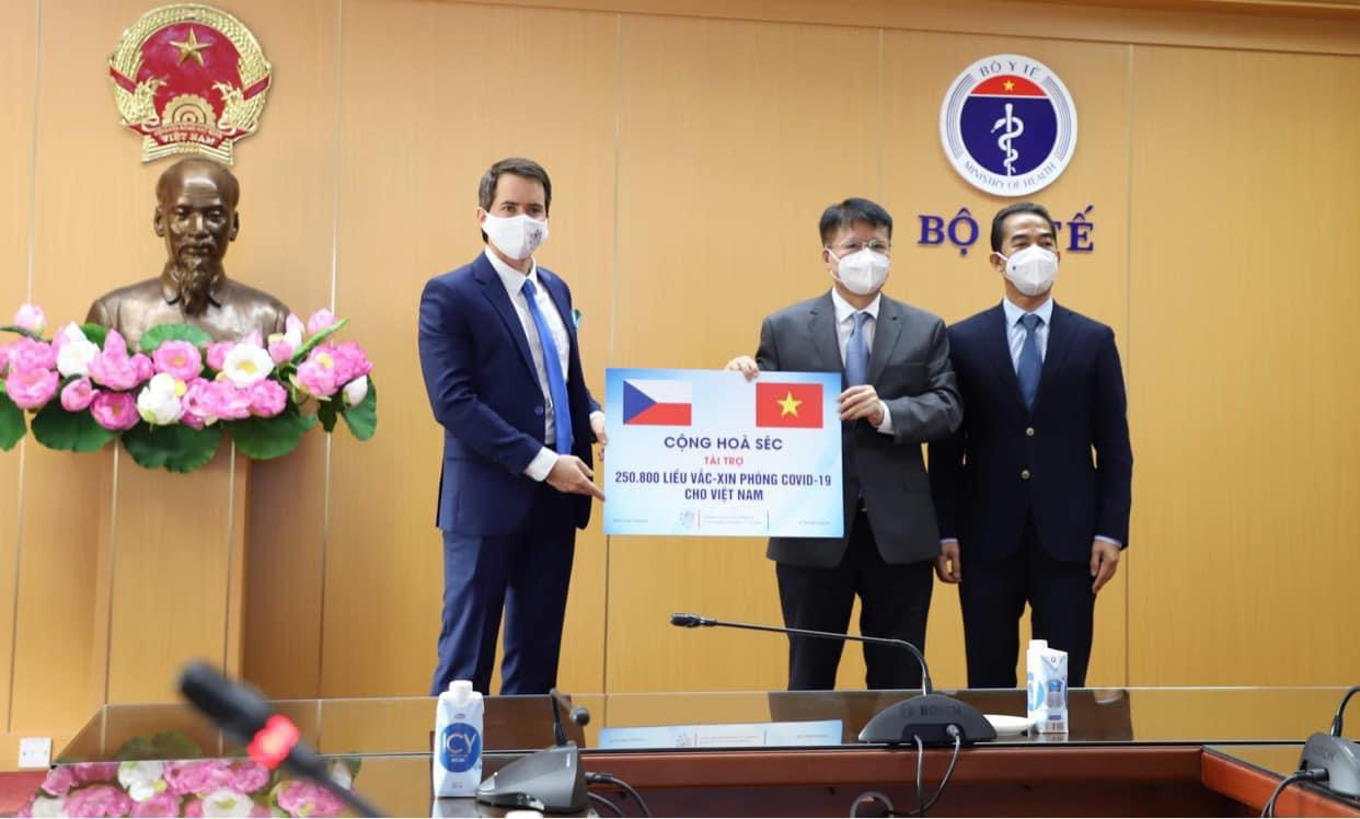 Vietnam receives over 250,000 COVID-19 jabs donated by Czech government