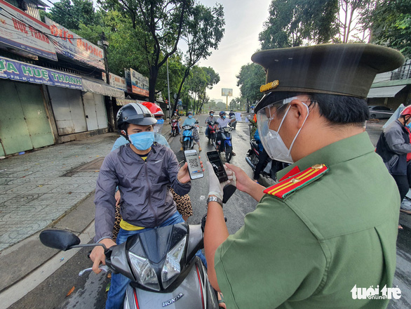 Checkpoints in Ho Chi Minh City find coronavirus cases, fake travel passes