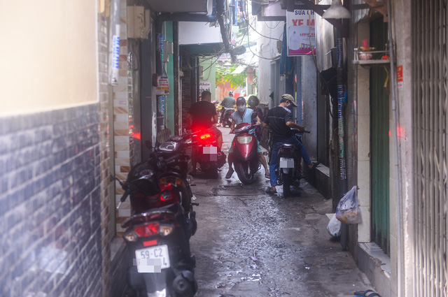 Ho Chi Minh City districts evacuate residents from crowded alleys to avoid COVID-19 infection