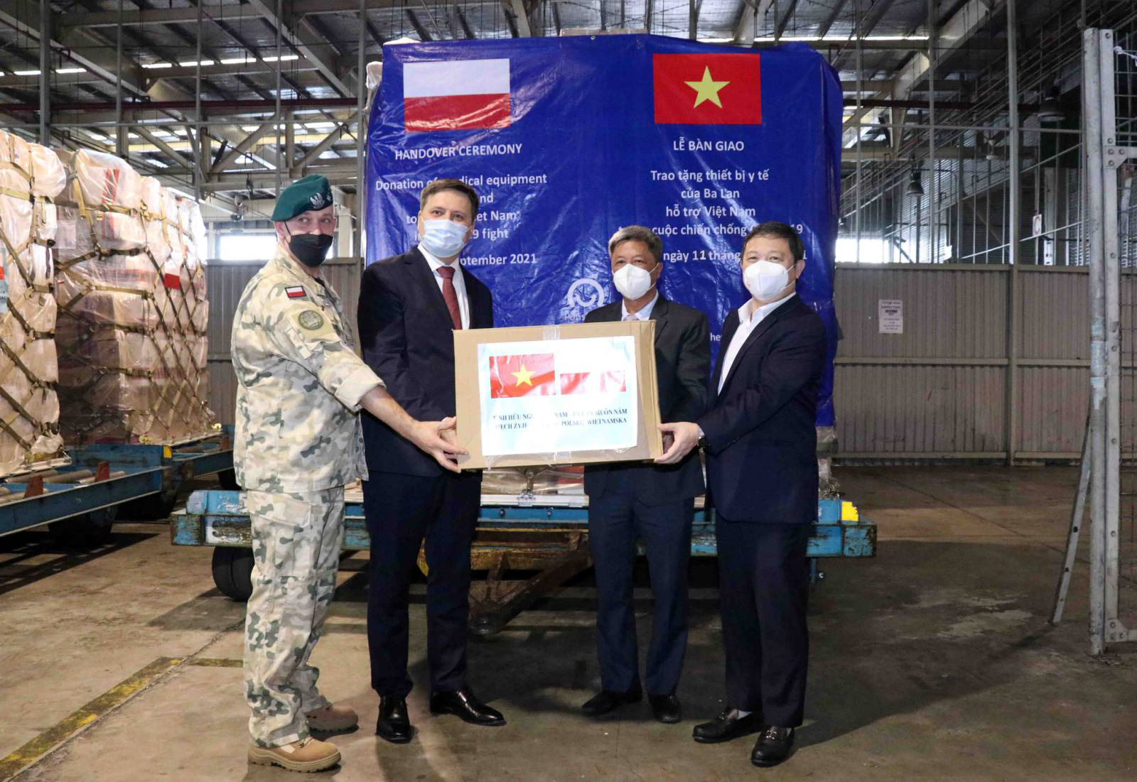 Vietnam receives 8 tonnes of medical supplies from Poland