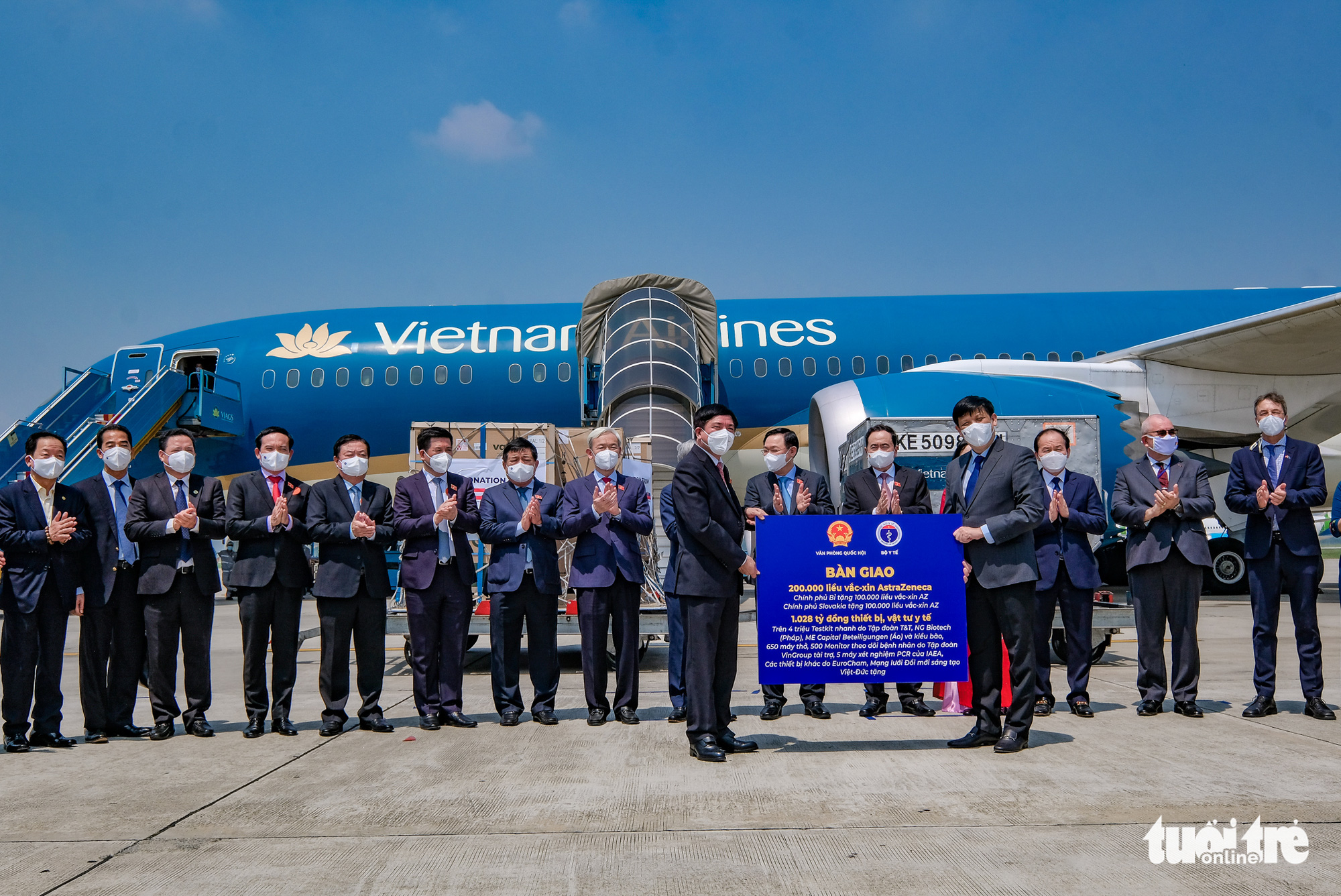 Vietnam legislature hands over 200,000 donated COVID-19 jabs following chairman’s trip to Europe