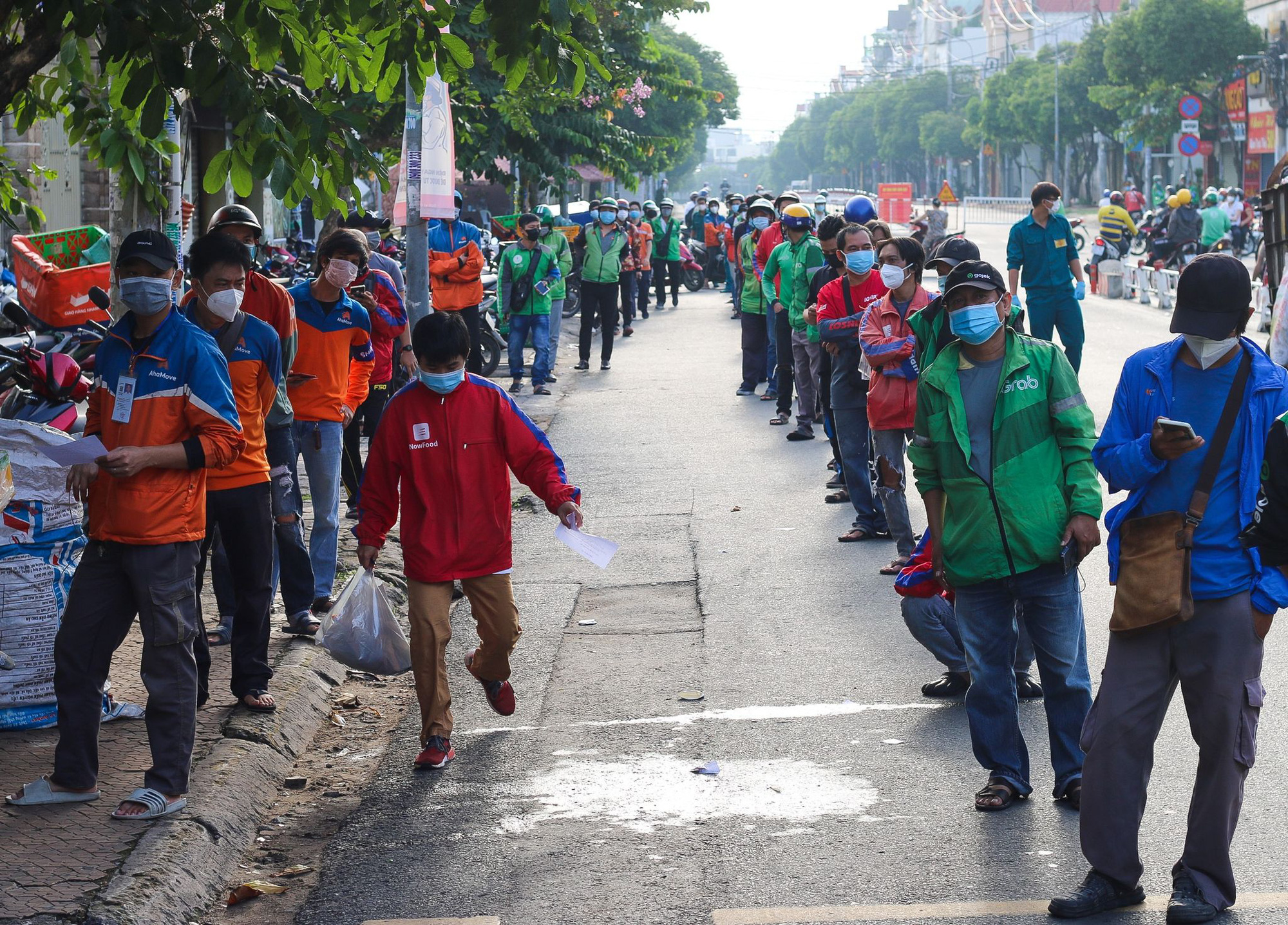 COVID-19 testing requirement causes long queues of delivery workers in Ho Chi Minh City