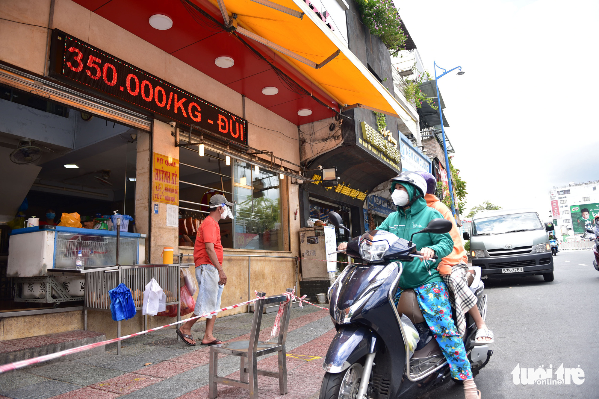 How can food establishments reopen in Ho Chi Minh City after COVID-19 halt?