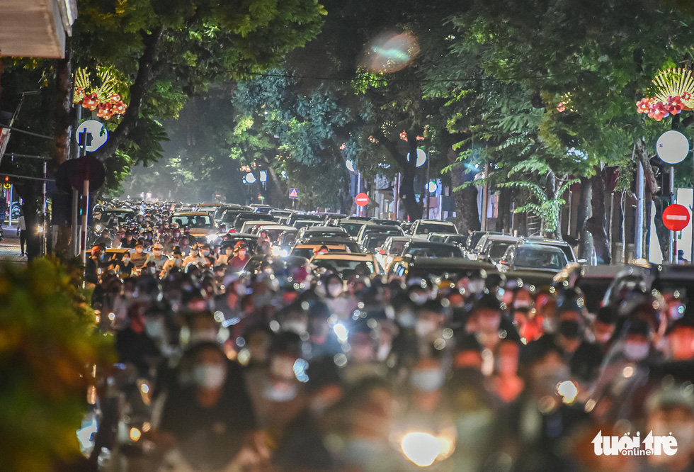 Hanoi residents fill streets celebrating Mid-Autumn Festival amid COVID-19