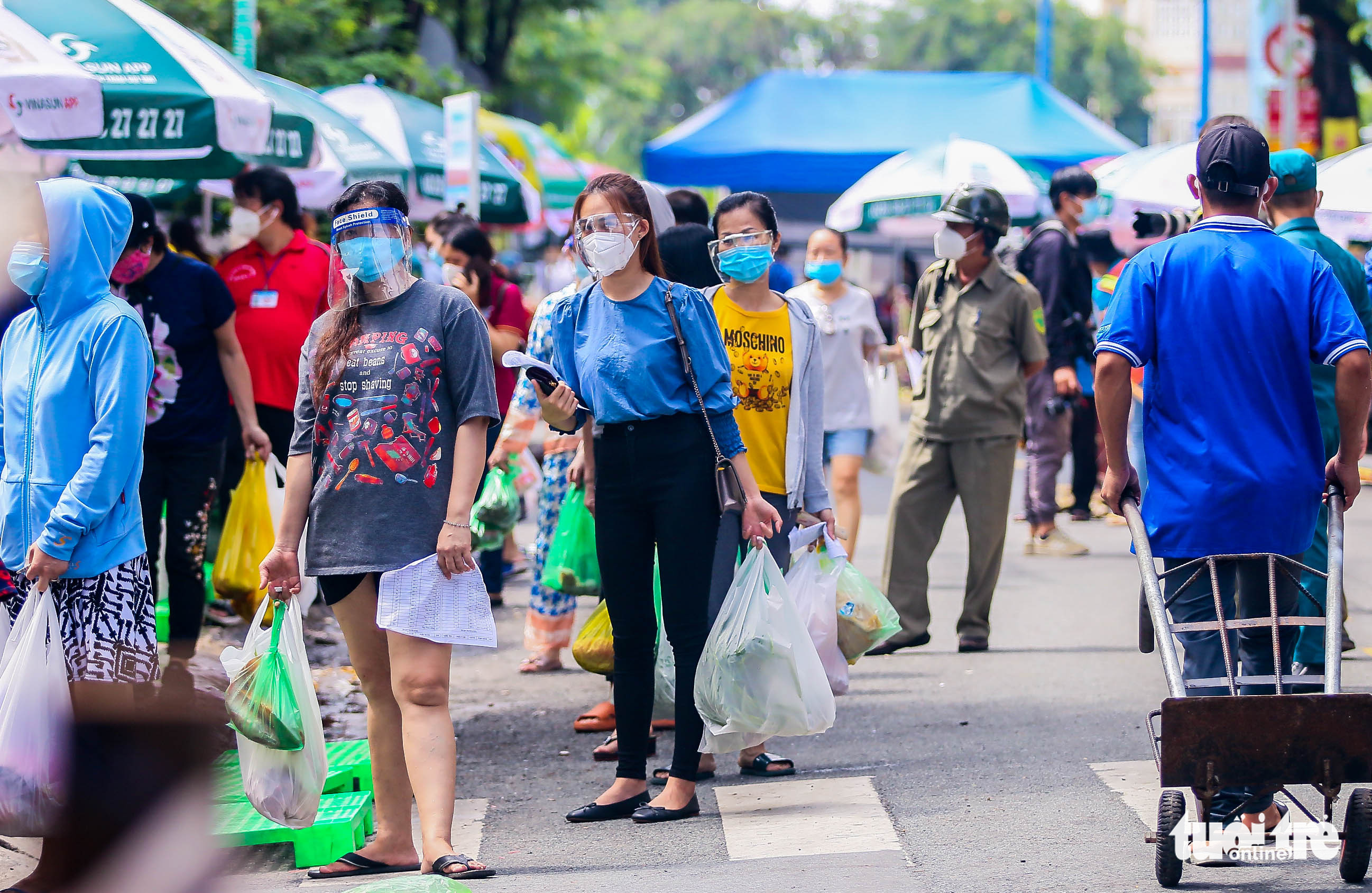 Residents enjoy shopping at makeshift market in Ho Chi Minh City