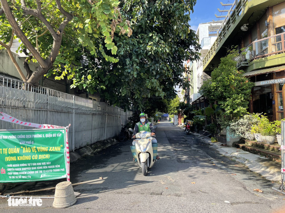 Hundreds of alleys clear as Ho Chi Minh City removes COVID-19 barricades