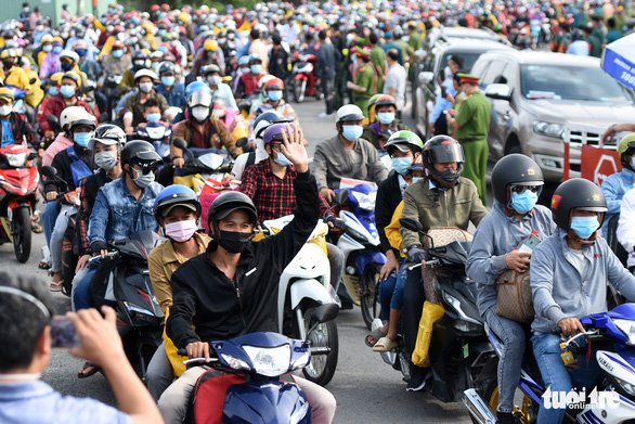 Caravans of internal migrant workers leave southern Vietnamese province on motorbike