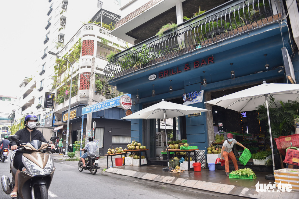 Bars, discos on Ho Chi Minh City’s famous 'backpacker street' sell veggies to make ends meet