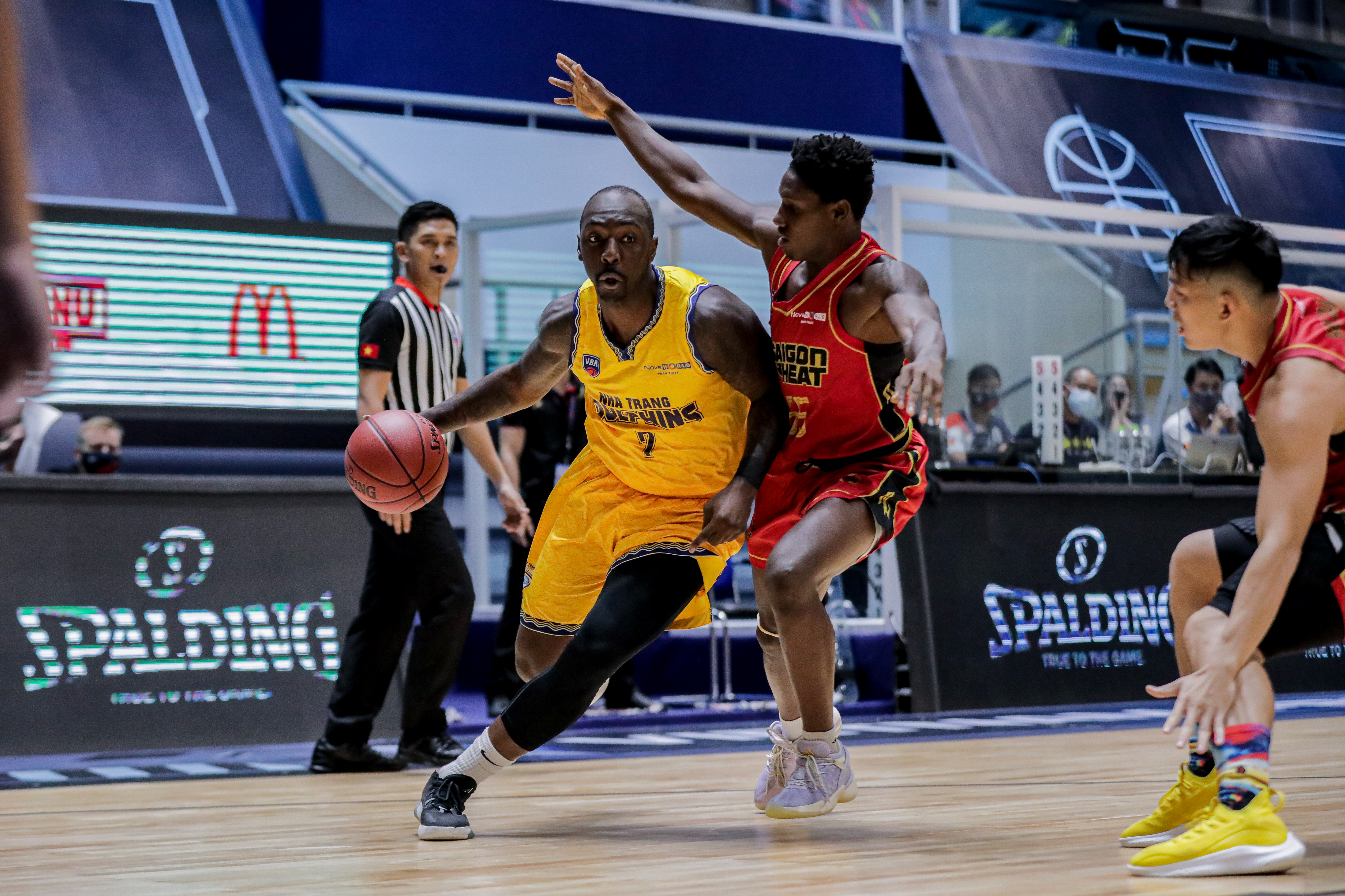 Saigon Heat snatches victory from Nha Trang Dolphins in first game of VBA Premier Bubble Games