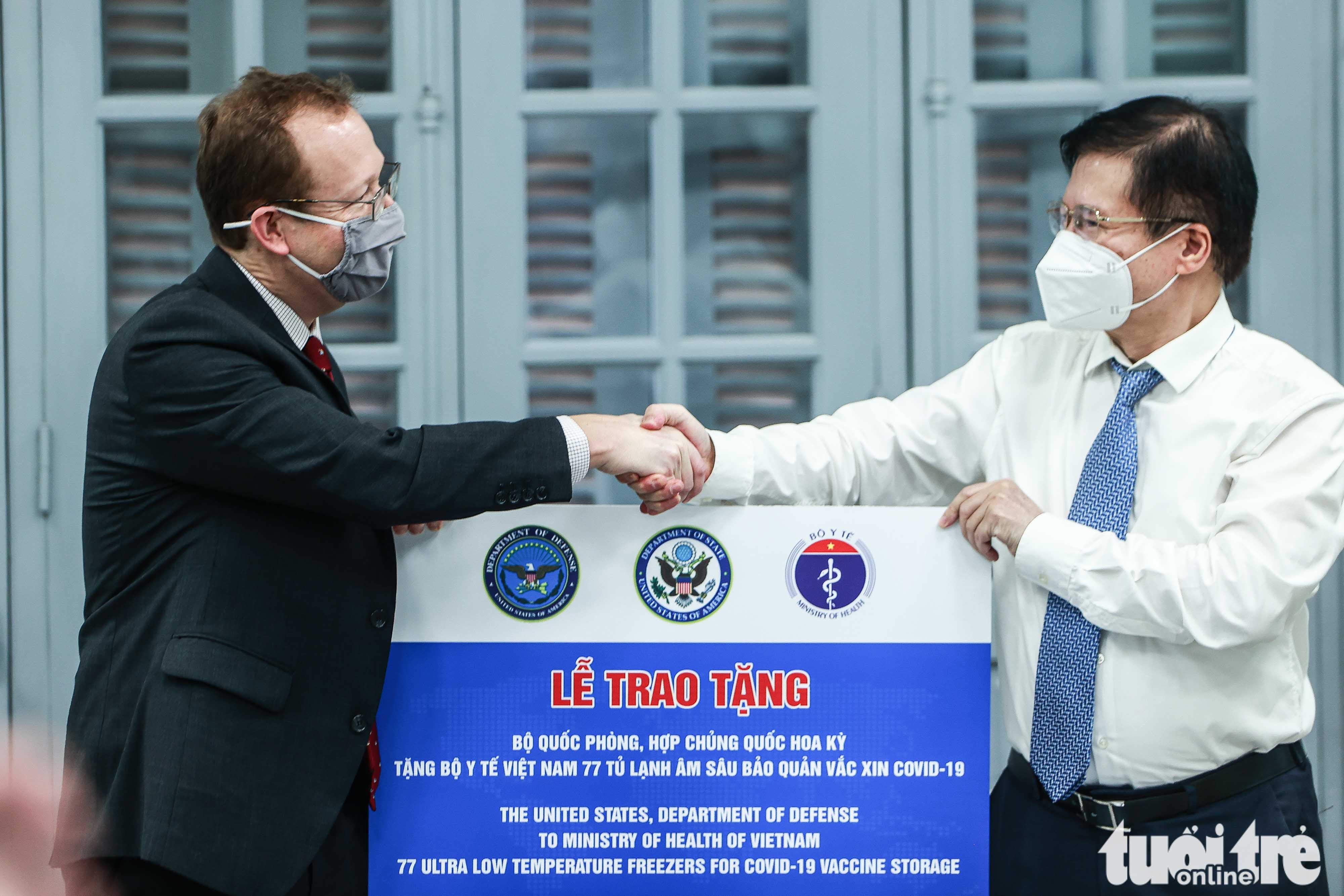 US hands over 36 freezers to assist Vietnam in storing COVID-19 vaccines