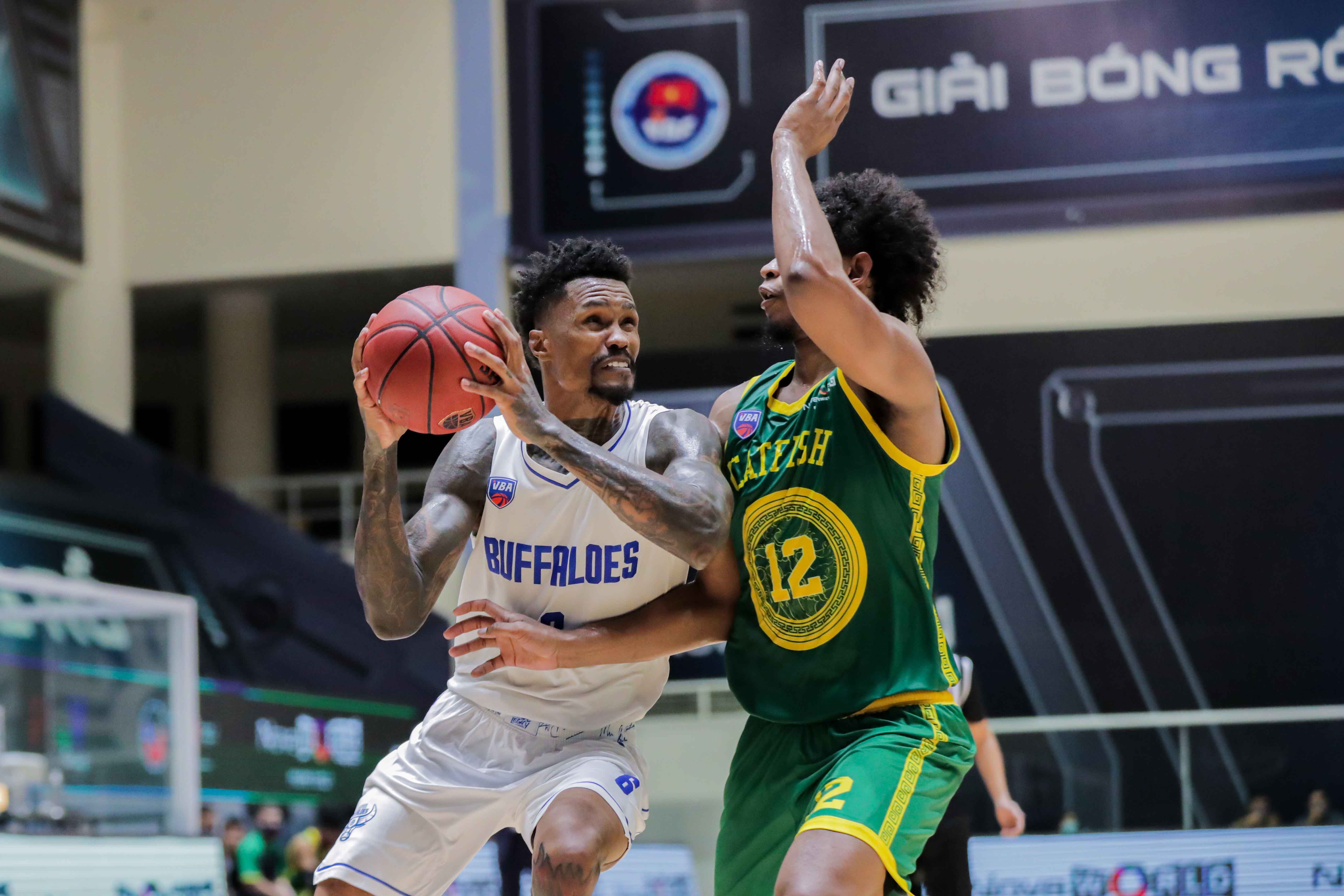 Foreign player Mike Bell leads Hanoi Buffaloes to victory over Cantho Catfish